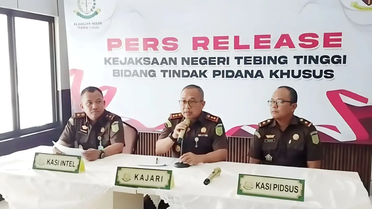 Kajari Tebing Tinggi Anthony Nainggolan memberikan keterangan pers terkait penetapan tersangka kasus korupsi di Dinas Lingkungan Hidup.