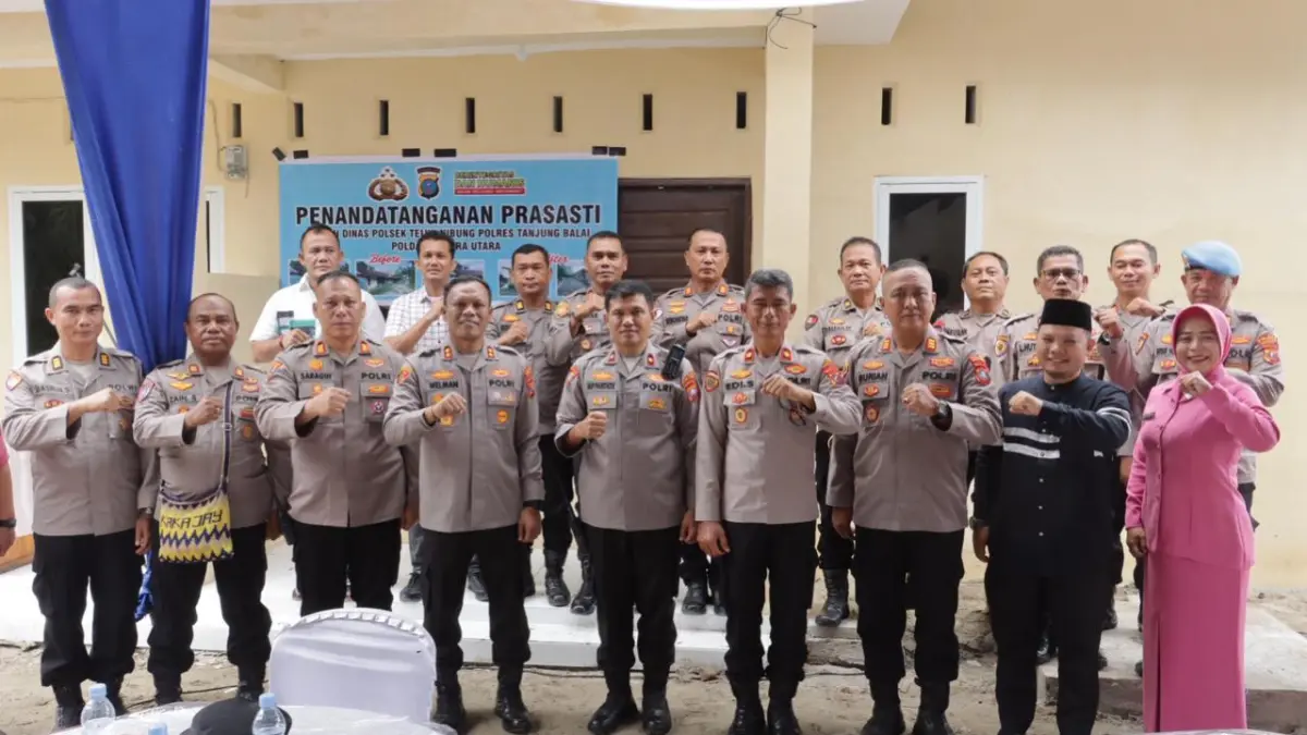 Kapolres Tanjungbalai AKBP Welman Feri meresmikan rumah dinas Polsek Teluk Nibung melalui penandatanganan prasasti.