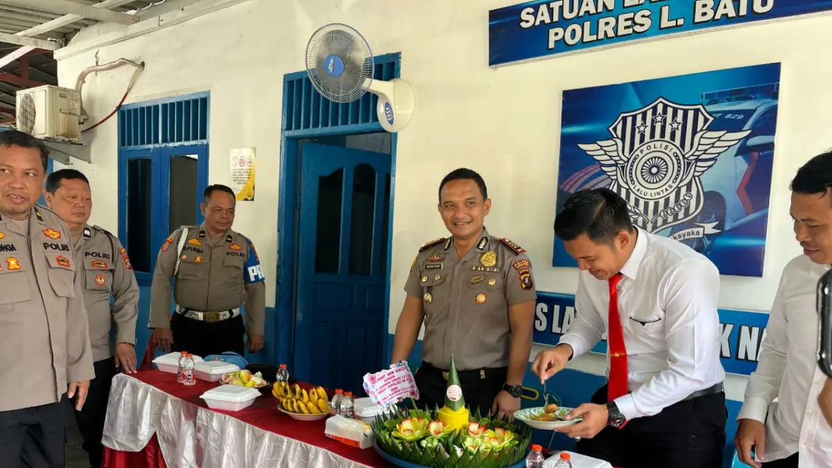 Kapolsek Na IX-X AKP Gunawan Sinurat bersama seluruh personel Polsek Na IX-X saat kegiatan silaturahmi, doa bersama, dan syukuran yang digelar di Mapolsek Na IX-X, Kabupaten Labuhanbatu Utara, Senin (20/4/2026). (Foto: Dok. Polsek Na IX-X)