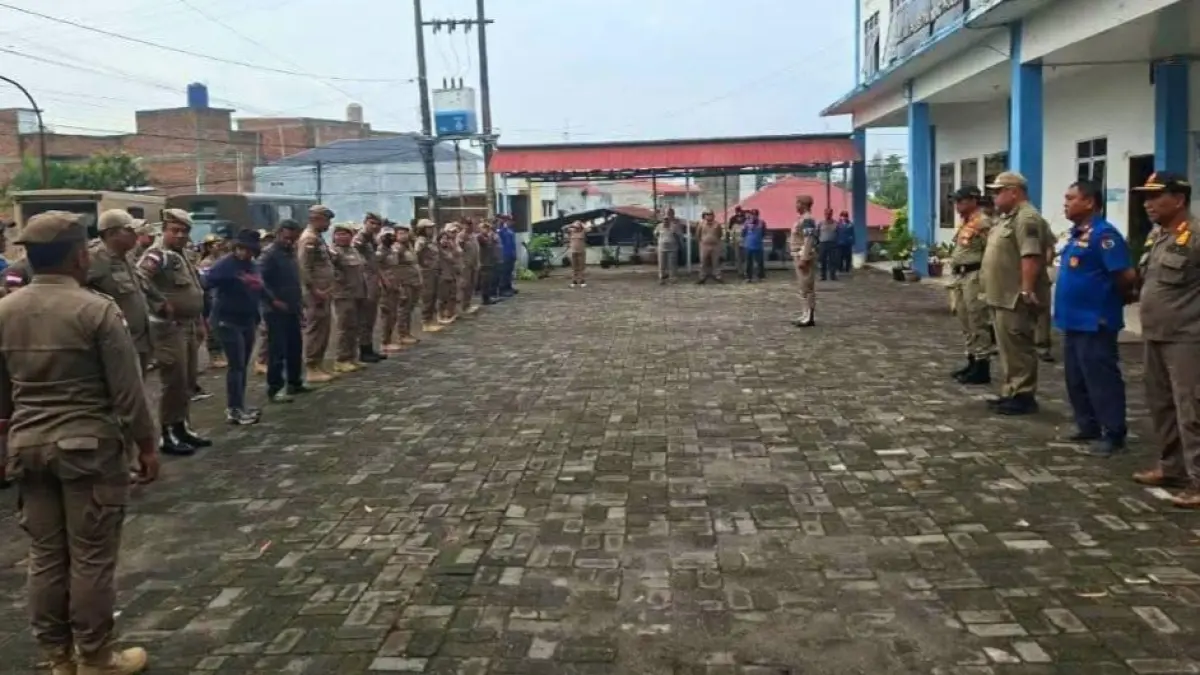 Kasatpol PP Kabupaten Karo, Jon Karnanta Sembiring, memimpin apel pagi dan memberikan arahan terkait disiplin serta penegakan Perda kepada seluruh personel.