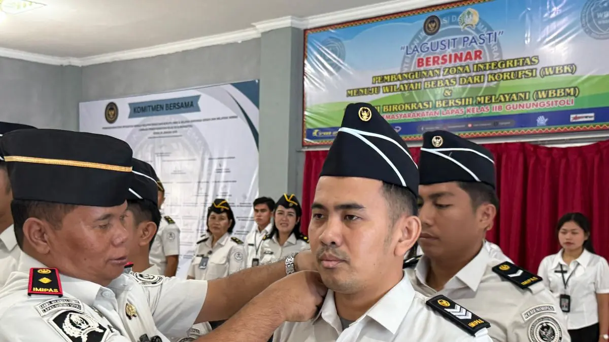 &nbsp;Kepala Lapas Kelas IIB Gunungsitoli, Sahat Bangun Menyematkan Tanda Pangkat Kepada Salah Seorang ASN, Dalam Acara Penyerahan SK Kenaikan Pangkat 21 ASN Pegawai Lapas Kelas IIB Gunungsitoli, Selasa Tanggal 21 April 2026.