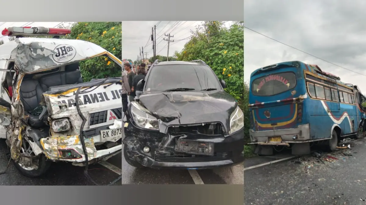 Kondisi kendaraan usai kecelakaan beruntun yang melibatkan ambulans pembawa jenazah, bus, dan Daihatsu Terios di Desa Gasaribu, Laguboti, Kabupaten Toba.