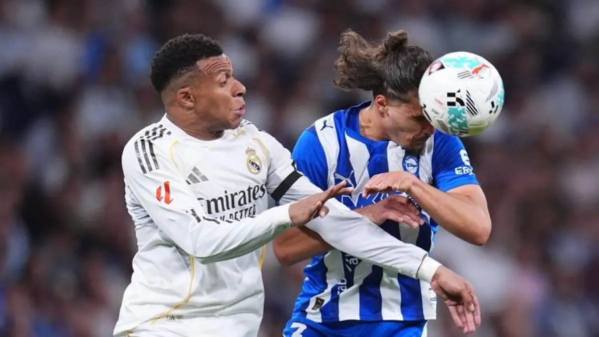 Pemain Real Madrid berebut bola dengan pemain Alaves dalam lanjutan LaLiga di Santiago Bernabeu, Rabu (22/4/2026) dini hari WIB.