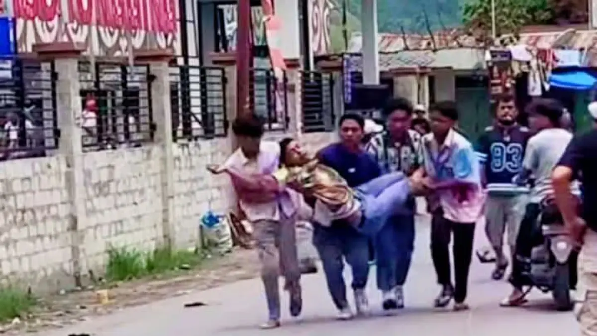 Petugas dan warga mengamankan lokasi tawuran pelajar di Kabupaten Karo yang kian meresahkan dan dinilai mengarah pada tindakan kriminal.