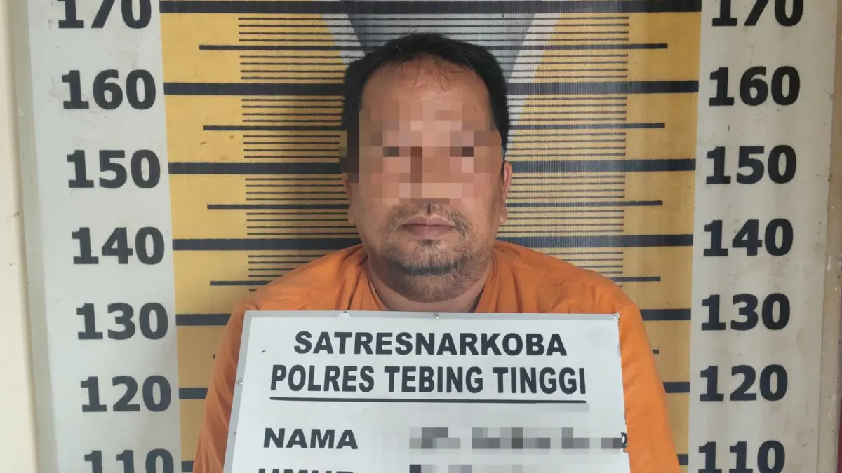 Petugas Polres Tebingtinggi mengamankan residivis kasus narkoba beserta barang bukti sabu dalam penggerebekan di Jalan Badak.