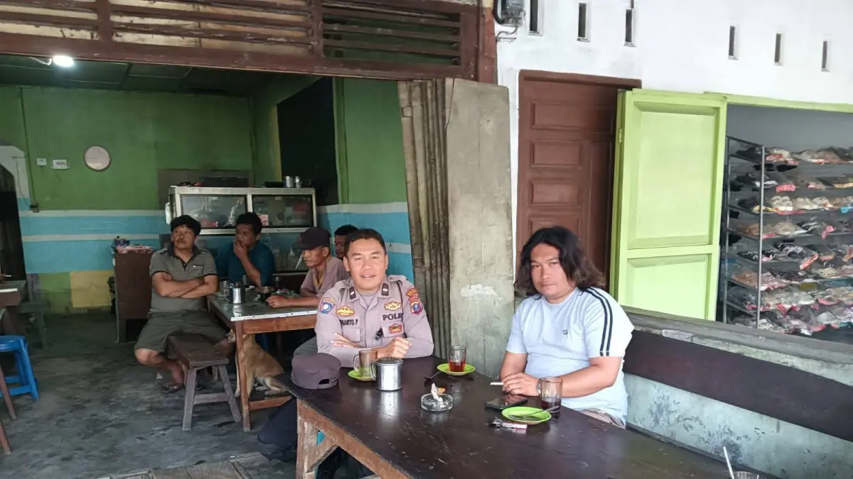 Aipda Js Purba menyambangi warga di Kelurahan Merek Raya, Kecamatan Raya, Kabupaten Simalungun.

&nbsp;