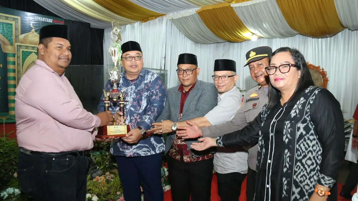 Kelurahan Parhorasan Nauli menerima piala juara umum pada penutupan MTQN ke-37 tingkat Kecamatan Siantar Marihat.