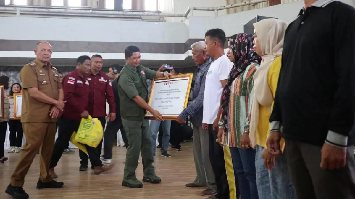 Kepala BNPB Suharyanto menyerahkan dana stimulan perbaikan rumah secara simbolis kepada warga terdampak Siklon Senyar di Tapanuli Tengah.
