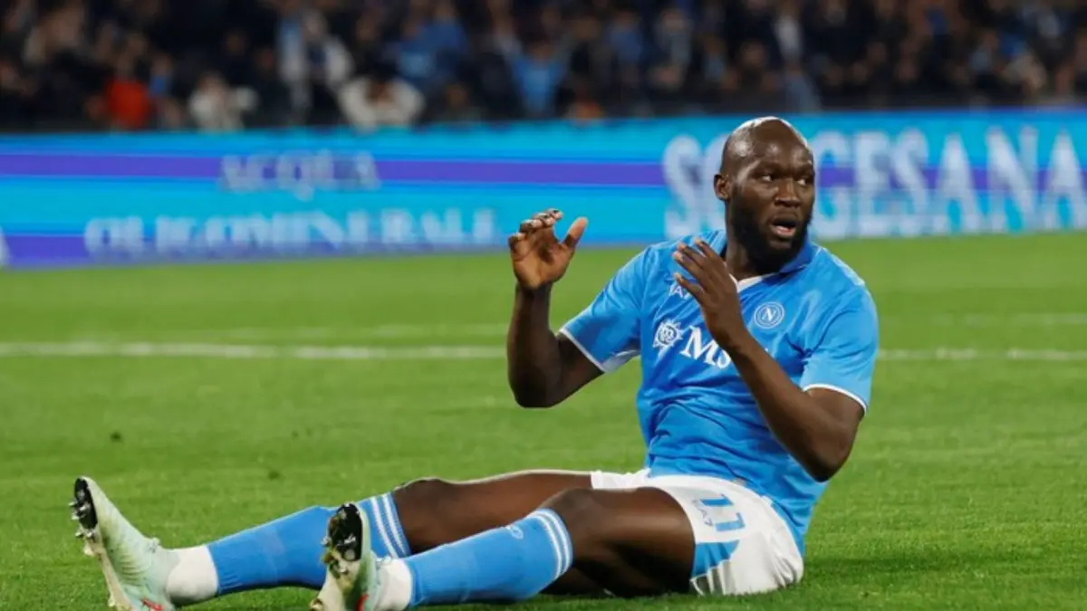 Napoli tetap menjatuhkan denda Rp3 miliar kepada Romelu Lukaku meski hubungan membaik. Sang striker terancam dilepas musim panas ini.
