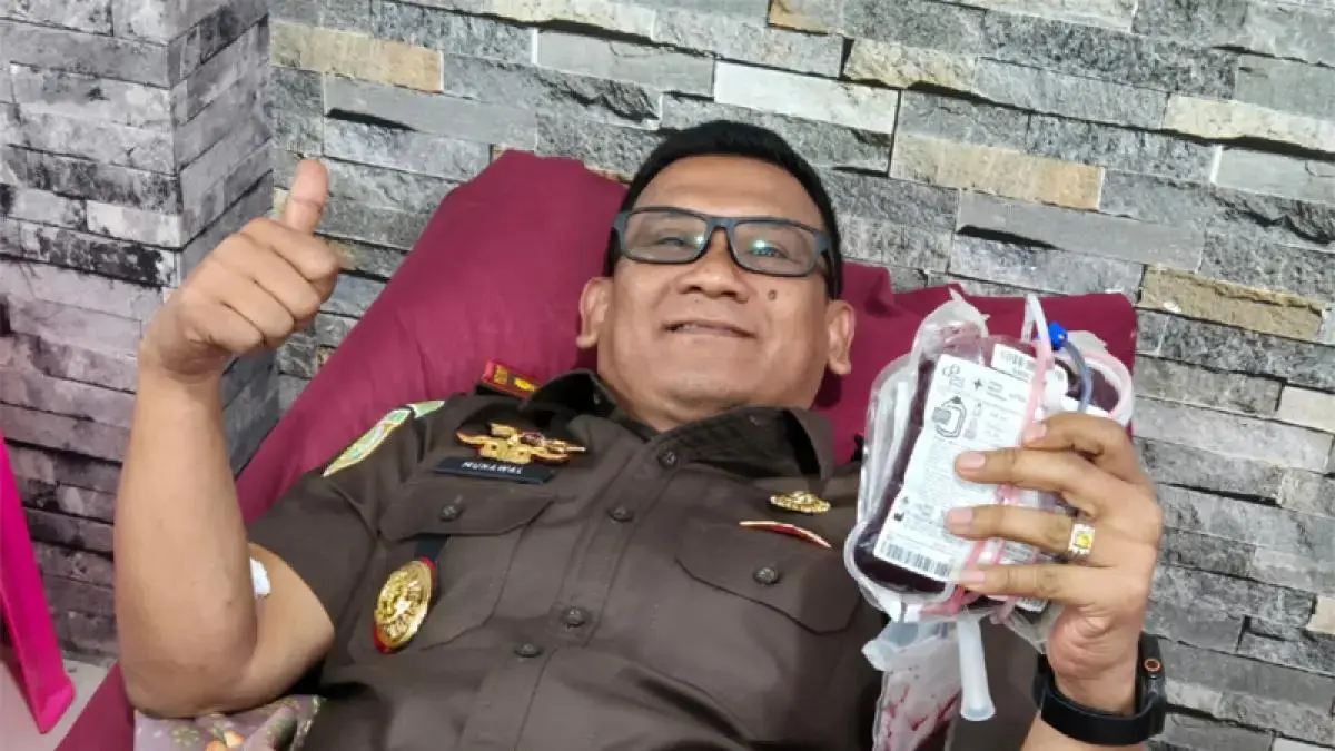 Peserta antre mengikuti donor darah yang digelar Kejari Simalungun dalam rangka memperingati Hari Kartini.