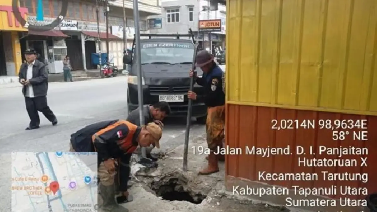 Petugas melakukan pembersihan dan normalisasi drainase di kawasan Tarutung untuk mengurangi risiko banjir.