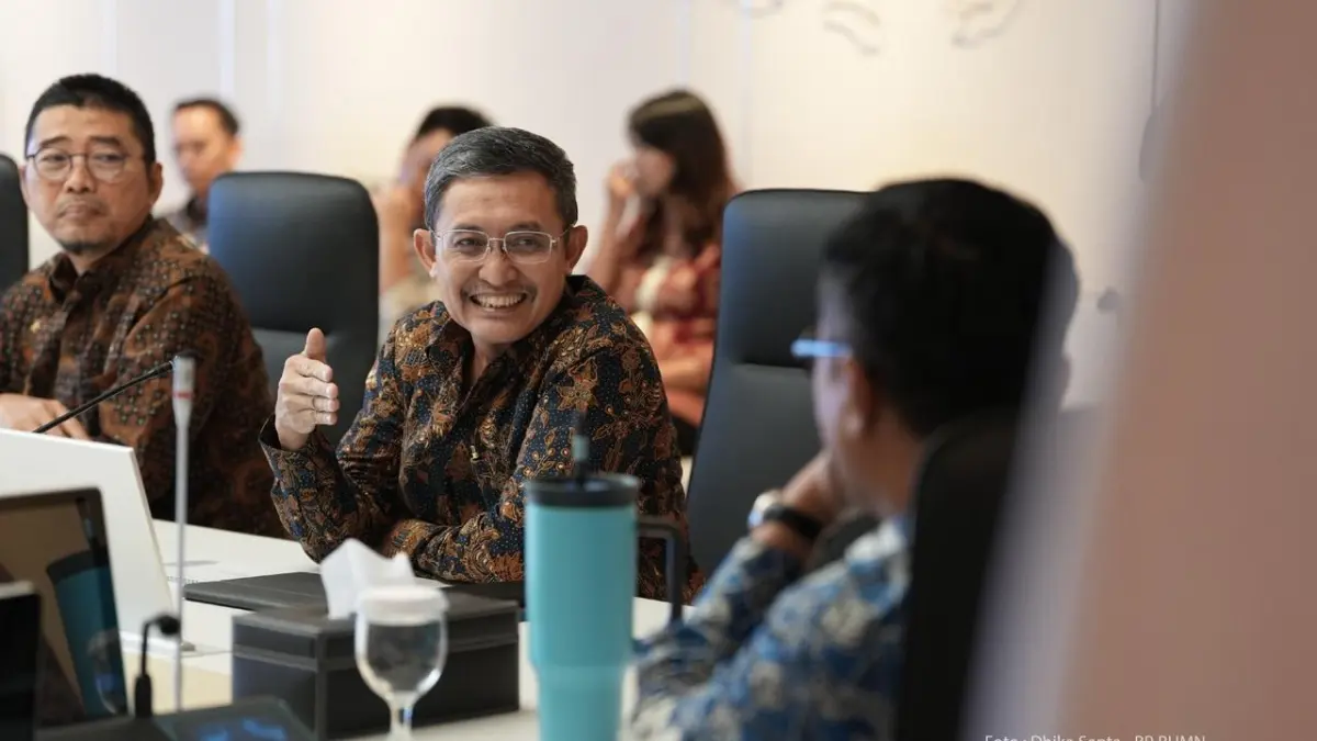 Direktur Utama Hutama Karya Koentjoro memaparkan kinerja keuangan 2025 dan strategi pengembangan JTTS dalam rapat bersama BP BUMN di Jakarta.