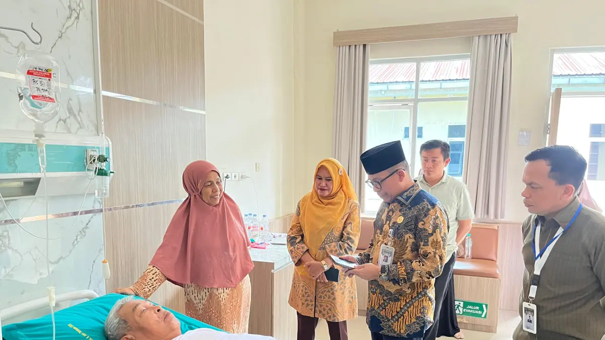 Kakanwil Kemenhaj Sumut Zulkifli Sitorus membesuk jemaah haji asal Jawa Tengah yang mengalami technical landing di Bandara Kualanamu.