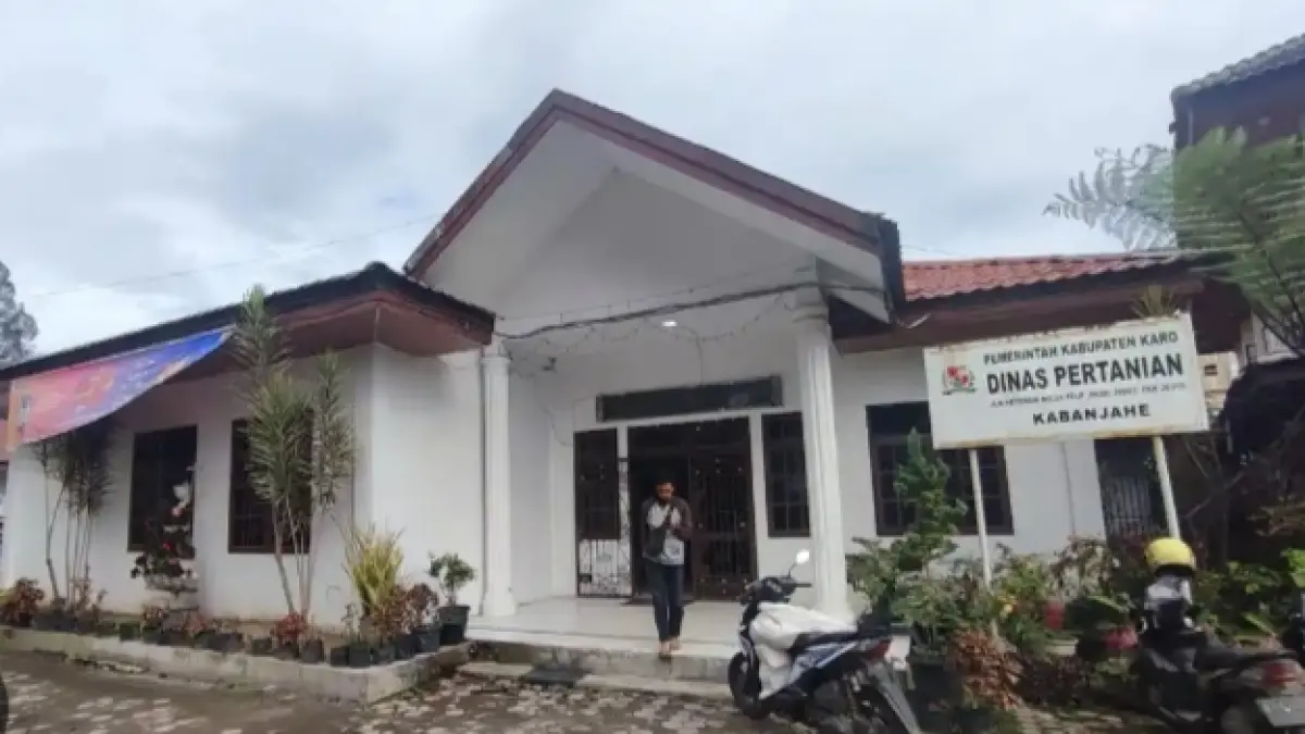 Kantor Dinas Pertanian Karo. Pupuk bersubsidi masih langka di kios resmi di Karo.