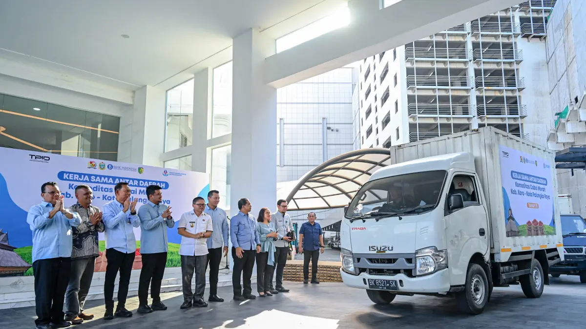 Muhammad Bobby Afif Nasution melepas pengiriman cabai merah keriting ke Palangka Raya dalam program Kerja Sama Antar Daerah di Kantor Gubernur Sumut, Medan.