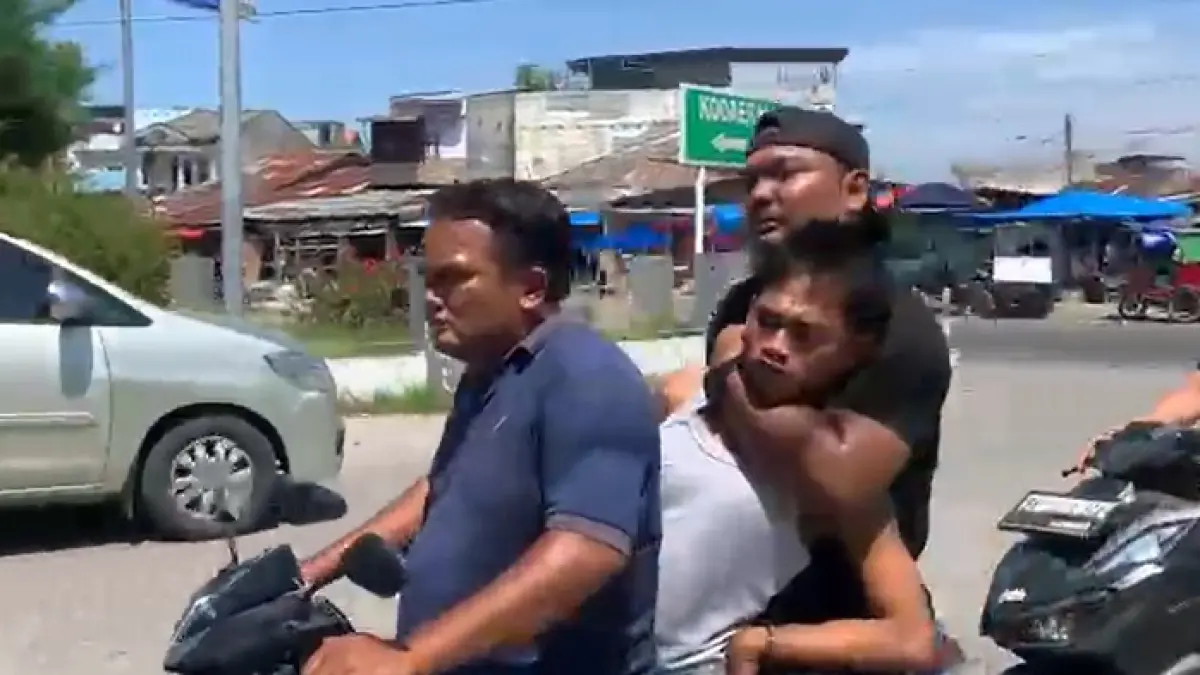 Petugas Polsek Belawan mengamankan pelaku begal yang beraksi di dalam angkot di kawasan Belawan Bahari, Medan.