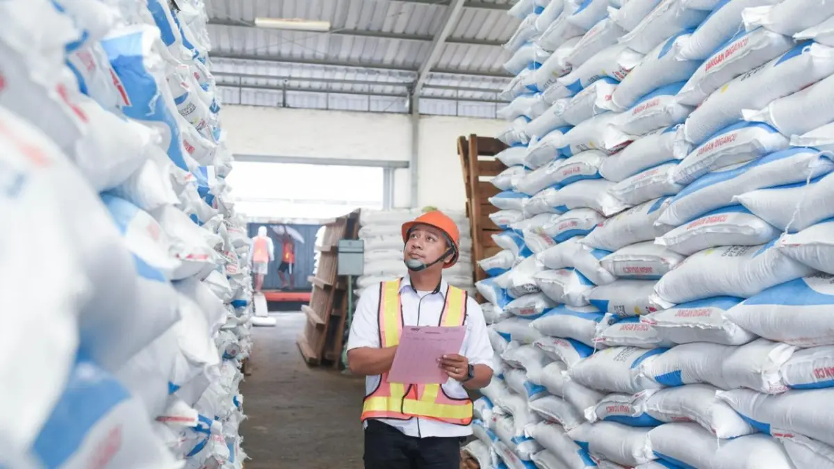 Petugas PT Pupuk Indonesia (Persero) melakukan pengecekan stok pupuk bersubsidi di salah satu kios resmi guna memastikan ketersediaan bagi petani.