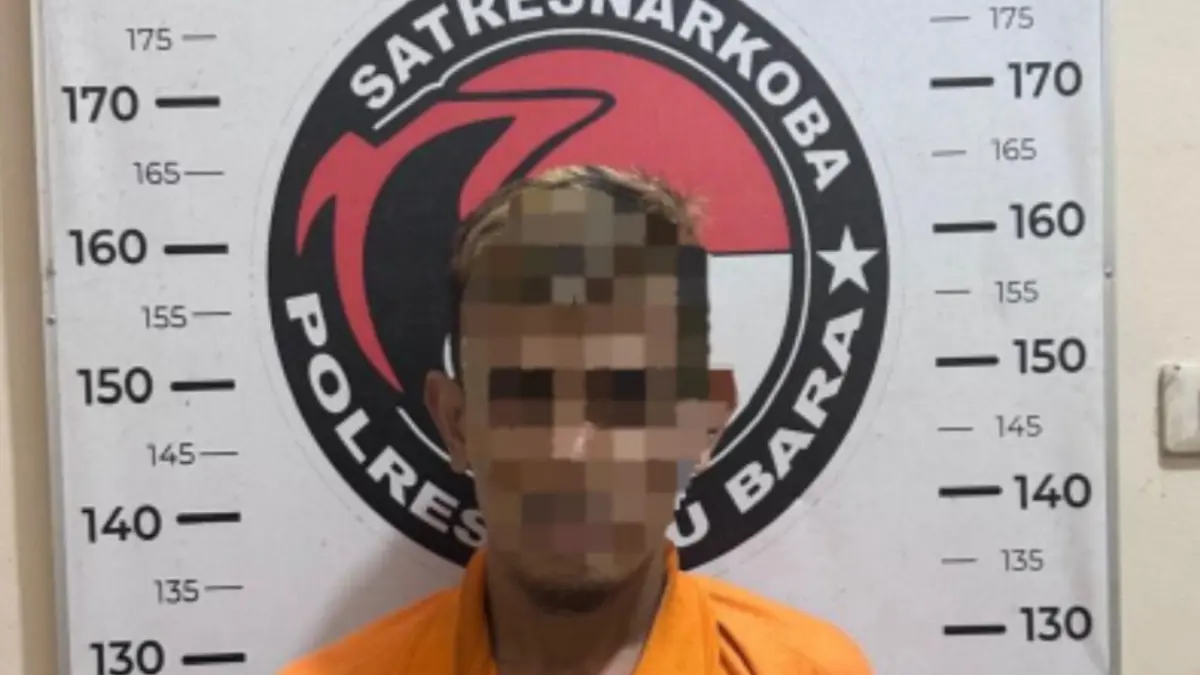 Petugas Satresnarkoba Polres Batu Bara menunjukkan barang bukti sabu seberat 21,44 gram dari tangan tersangka saat pengungkapan kasus.
