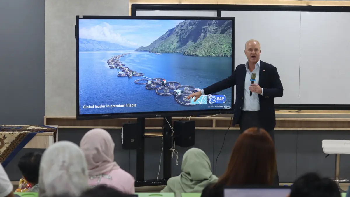 President Director Regal Springs Indonesia, Rudolf Hoeffelman, menyampaikan materi dalam kuliah umum kepemimpinan akuakultur di Fakultas Pertanian USU, Medan.