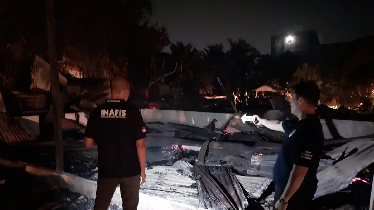 Tim Inafis Polres Tebing Tinggi melakukan olah TKP di lokasi kebakaran yang menghanguskan 10 rumah kosong di kawasan PT ADEI Tebingtinggi.