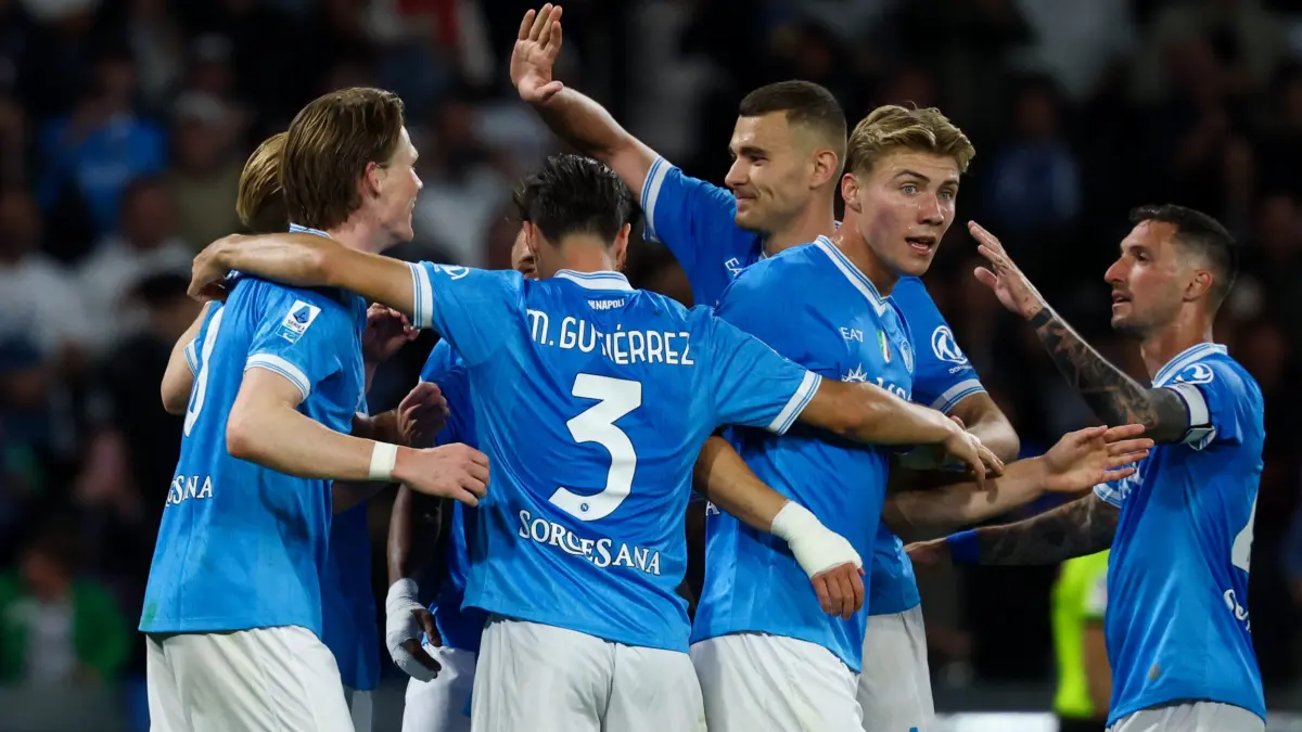 Emil Audero berusaha menepis bola saat Cremonese dibantai Napoli 0-4 dalam lanjutan Serie A di Stadion Diego Armando Maradona.