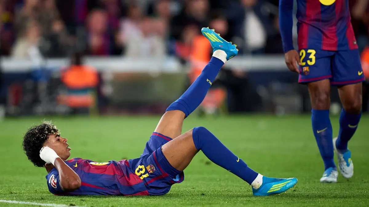 Lamine Yamal terlihat kesakitan saat membela Barcelona. Cedera hamstring membuatnya terancam absen di Piala Dunia 2026.