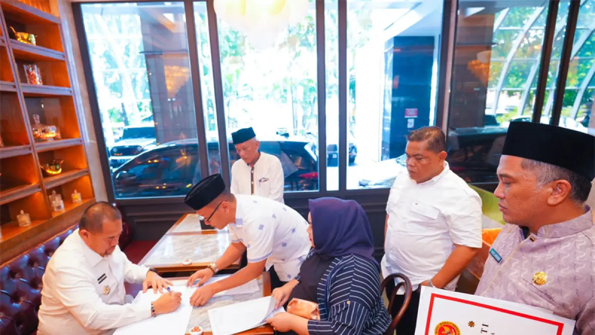 Bupati Batu Bara H. Baharuddin Siagian, menandatangani Naskah Perjanjian Hibah Barang atas pelepasan sebagian lahan Hak Guna Usaha.