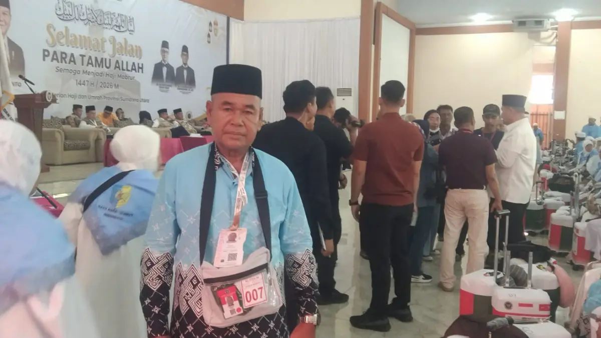 Bupati Batubara Baharuddin Siagian menyapa dan melepas jamaah haji Kloter 4 di Asrama Haji Medan sebelum berangkat ke Tanah Suci.