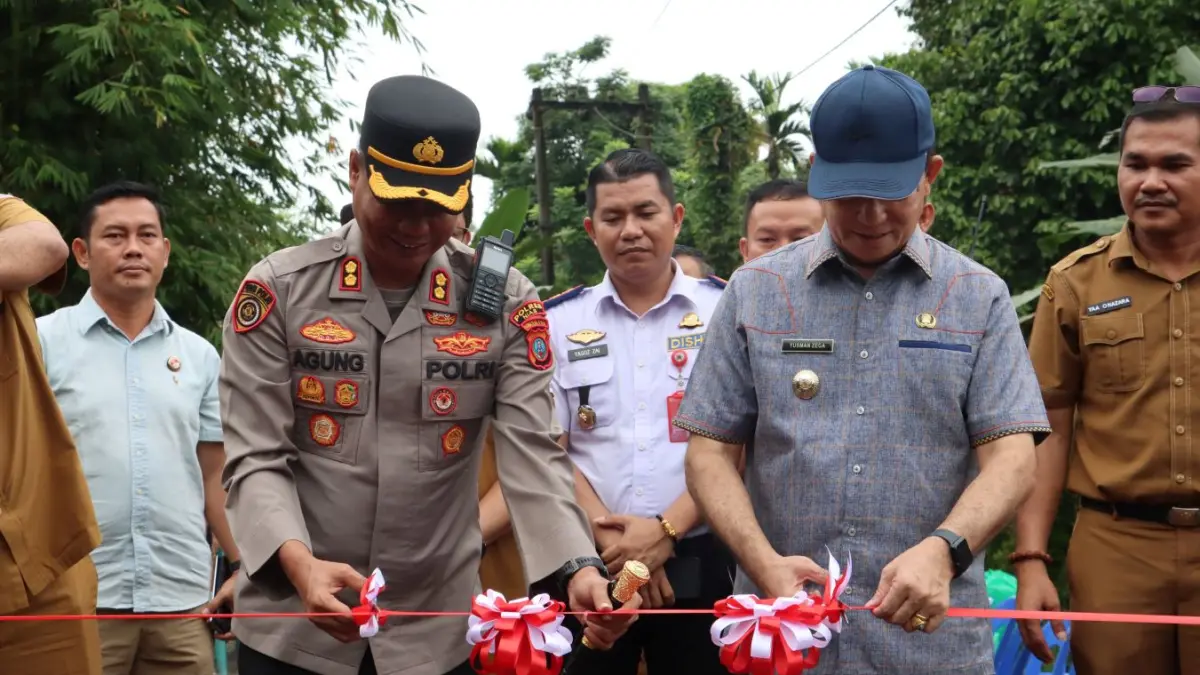 Kapolres Nias AKBP Agung Bersama Wakil Bupati Nias Utara Yusman Zega, Memotong Pita Dalam Acara Presmian Jembatan Merah Putih Presisi Boduwo di Dusun III Desa Hilimbosi, Kecamatan Sitolu Ori, Kabupaten Nias Utara, Selasa (21/4/2026).