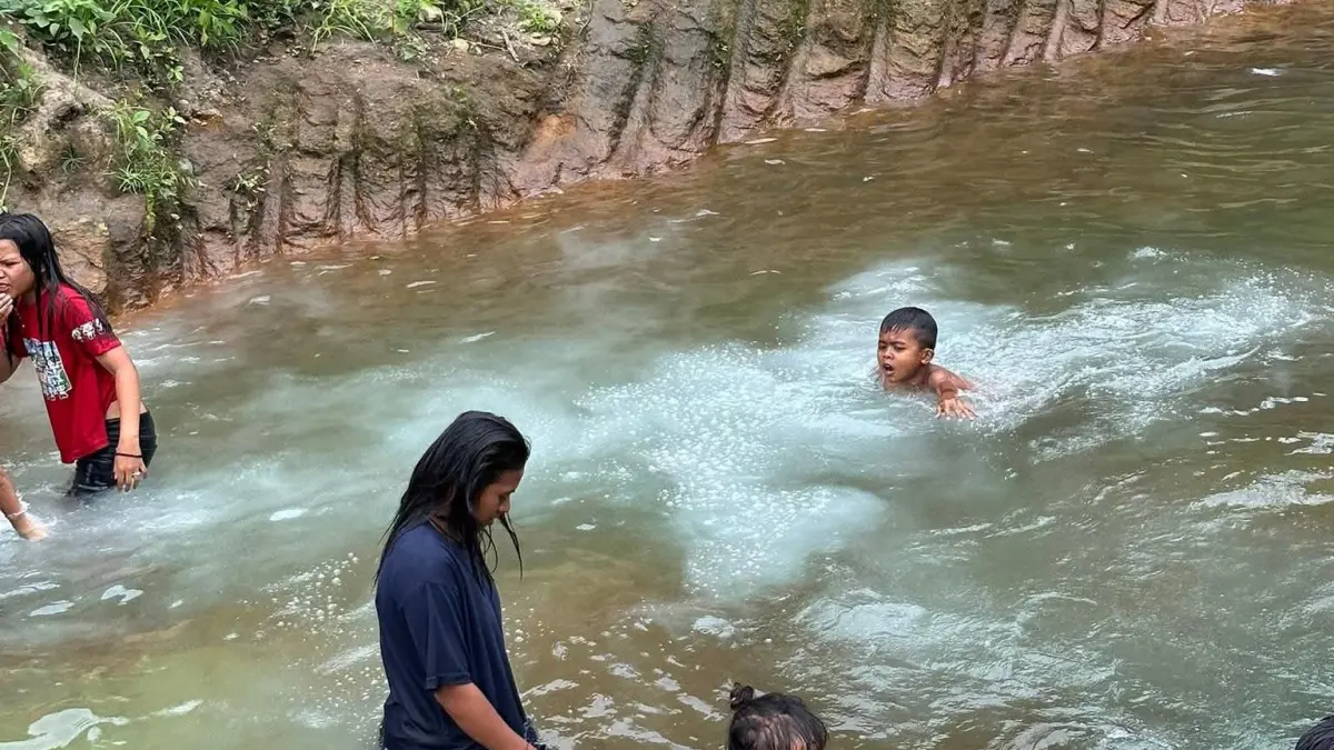 Pengunjung menikmati permandian air soda alami (lau macem) di Desa Buluh Naman, Kabupaten Karo, yang dikenal sebagai objek wisata langka dan unik.