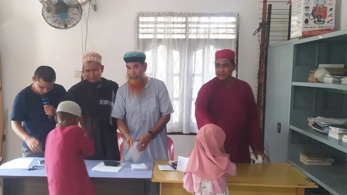 Pengurus Infaq Pasar Gelugur Rantauprapat saat menyerahkan santunan kepada anak yatim di Kantor Kelurahan Sigambal.