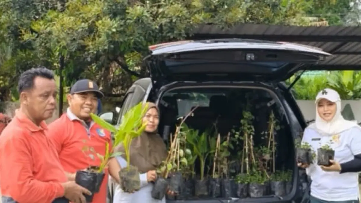 Penyerahan bantuan TOGA kepada warga Desa Damuli Pekan, Labura.