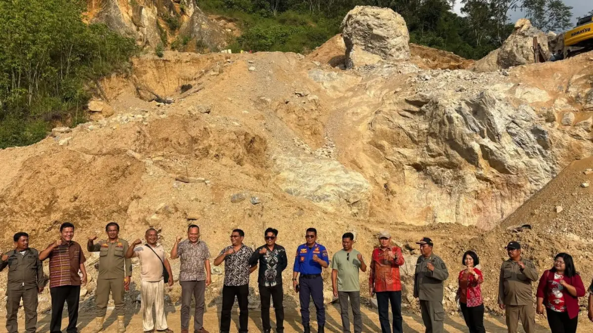 Tim gabungan saat melakukan sidak di lokasi tambang dolomit di Desa Mardingding, Kabupaten Karo, dan menemukan aktivitas penjualan tanpa dokumen RKAB.