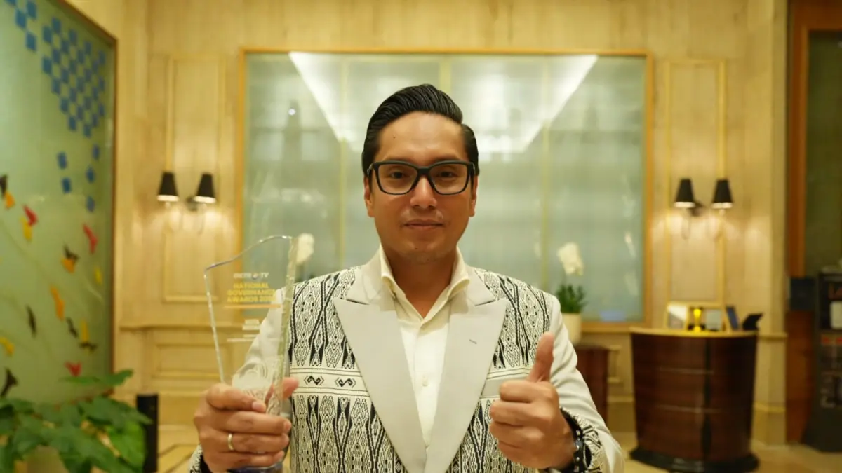 Wali Kota Medan Rico Tri Putra Bayu Waas menerima penghargaan National Governance Award 2026 di Jakarta atas transformasi layanan digital.