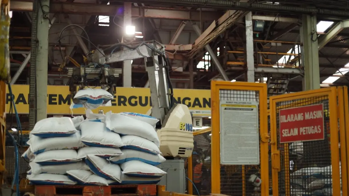 Aktivitas produksi pupuk urea di pabrik dalam negeri. Sejumlah negara seperti India, Filipina, dan Australia berminat mengimpor pupuk dari Indonesia.