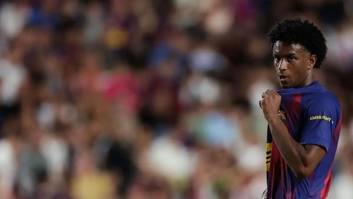 Bek Barcelona Alejandro Balde berebut bola dalam sebuah pertandingan LaLiga. Barcelona dikabarkan siap melepasnya pada bursa transfer musim panas 2026.
