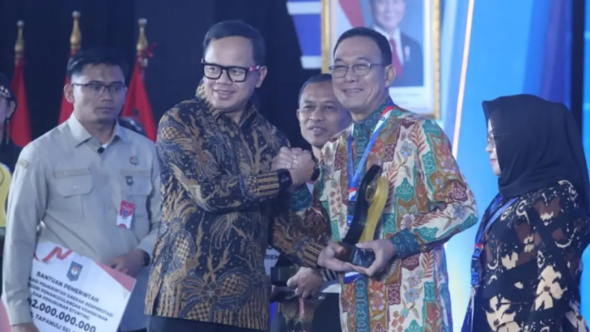 Bupati Tapanuli Selatan H. Gus Irawan Pasaribu menerima penghargaan Juara 2 Nasional kategori penurunan kemiskinan dan stunting pada ajang Apresiasi Pemerintah Daerah Berprestasi 2026 di Palembang.