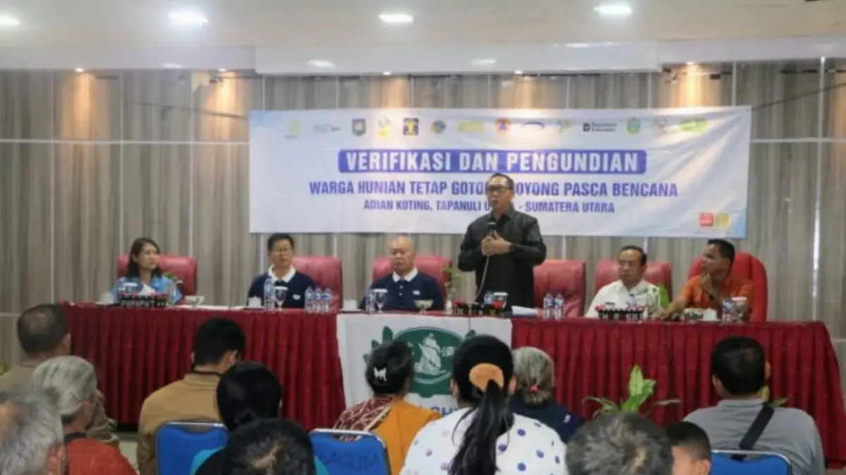 Bupati Tapanuli Utara, Jonius Taripar Parsaoran Hutabarat, memimpin proses verifikasi dan pengundian penerima hunian tetap bagi warga terdampak bencana di Tarutung.
