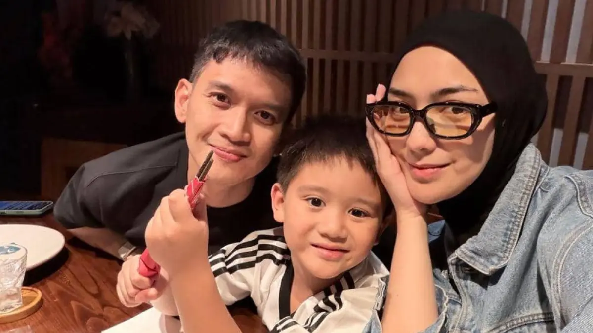 Citra Kirana bersama keluarga saat membagikan kisah perjuangan program bayi tabung yang belum berhasil melalui media sosial.