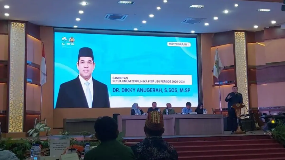 Dikky Anugerah menerima pataka usai terpilih sebagai Ketua IKA FISIP USU periode 2026–2030 dalam Musyawarah V di Medan.