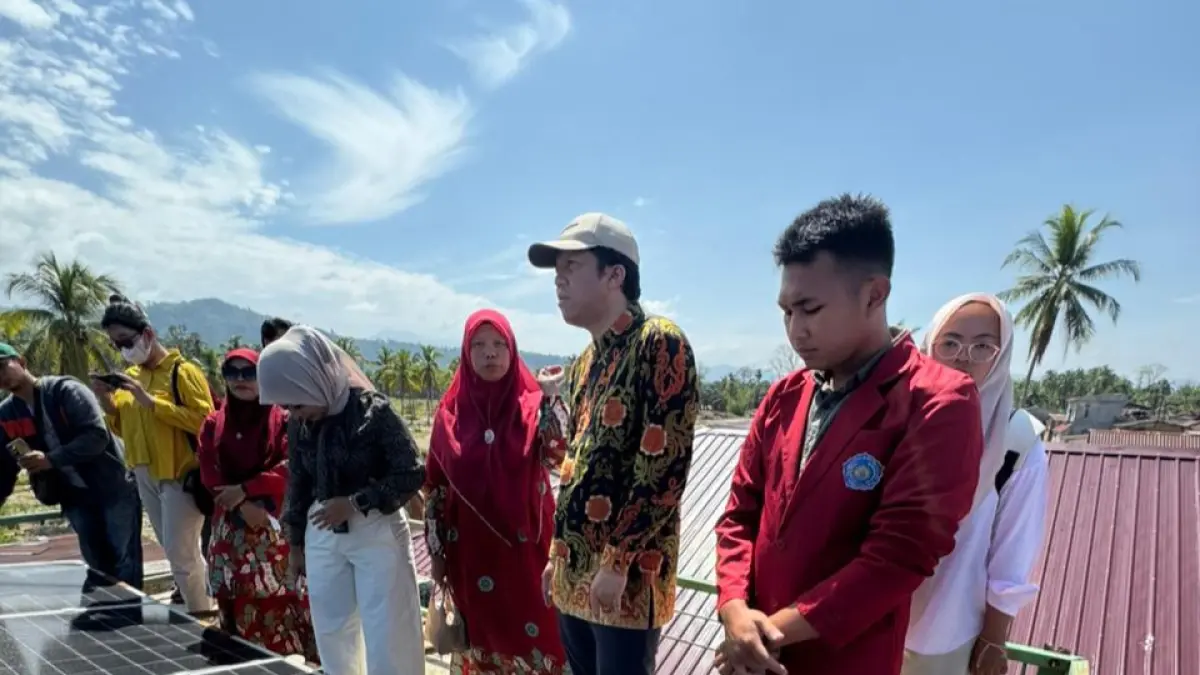 Dosen dan Mahasiswa UM Tapsel instal panel surya di Desa Huta Godang, Batangtoru, Tapsel pada Maret 2026 lalu. (Ist)