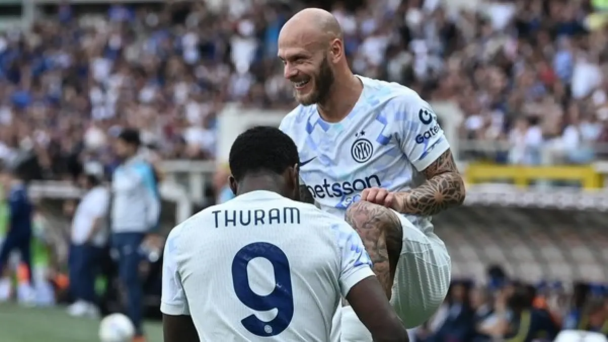 Federico Dimarco merayakan kontribusinya setelah mencetak dua assist saat Inter Milan bermain imbang 2-2 melawan Torino di Serie A.