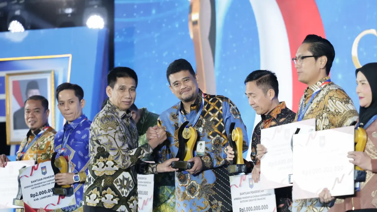 Gubernur Sumut Bobby Nasution menerima penghargaan creative financing dari Kemendagri di Palembang.