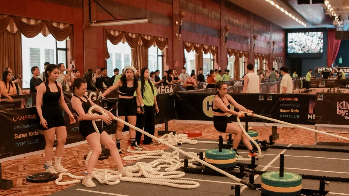 Ratusan peserta mengikuti simulasi lomba HYROX di Mega Fitness Center, Cemara Asri, Medan, Minggu (26/4/2026), sebagai ajang pembinaan atlet fitness racing.