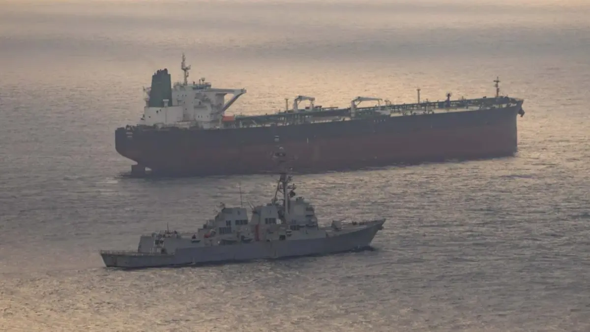 Kapal perusak USS Rafael Peralta milik AS beroperasi di sekitar perairan Iran dalam rangka pengawasan dan penegakan blokade di kawasan Selat Hormuz.