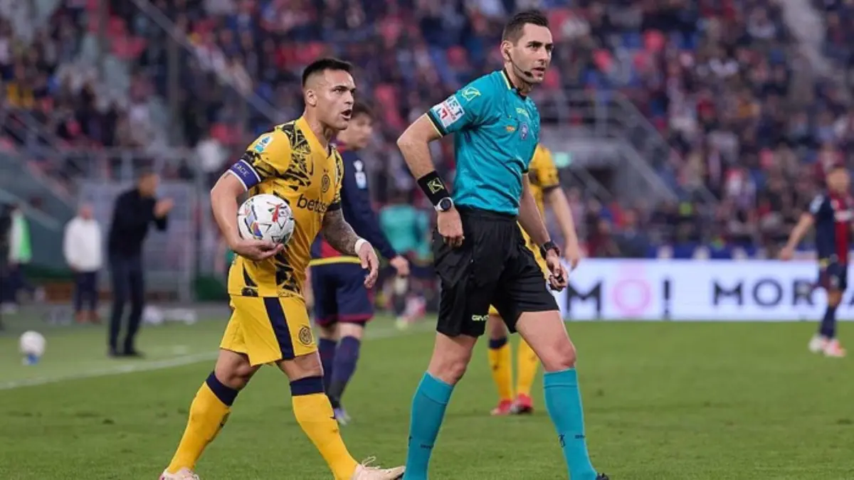 Kepala wasit Serie A Gianluca Rocchi saat memimpin pertandingan. Ia kini diselidiki atas dugaan manipulasi VAR dan penunjukan wasit di Liga Italia.