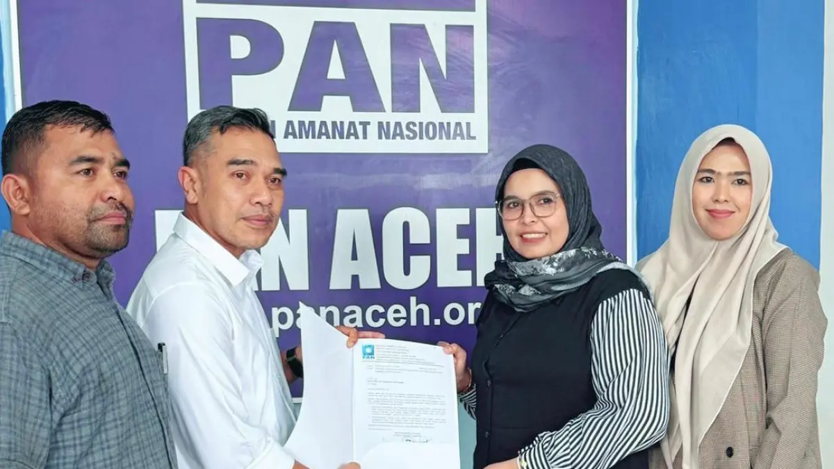 Ketua DPRK Aceh Besar Abdul Muchti menyerahkan SK PAW kepada Padhilah Pasmi di Kantor DPW PAN Aceh.