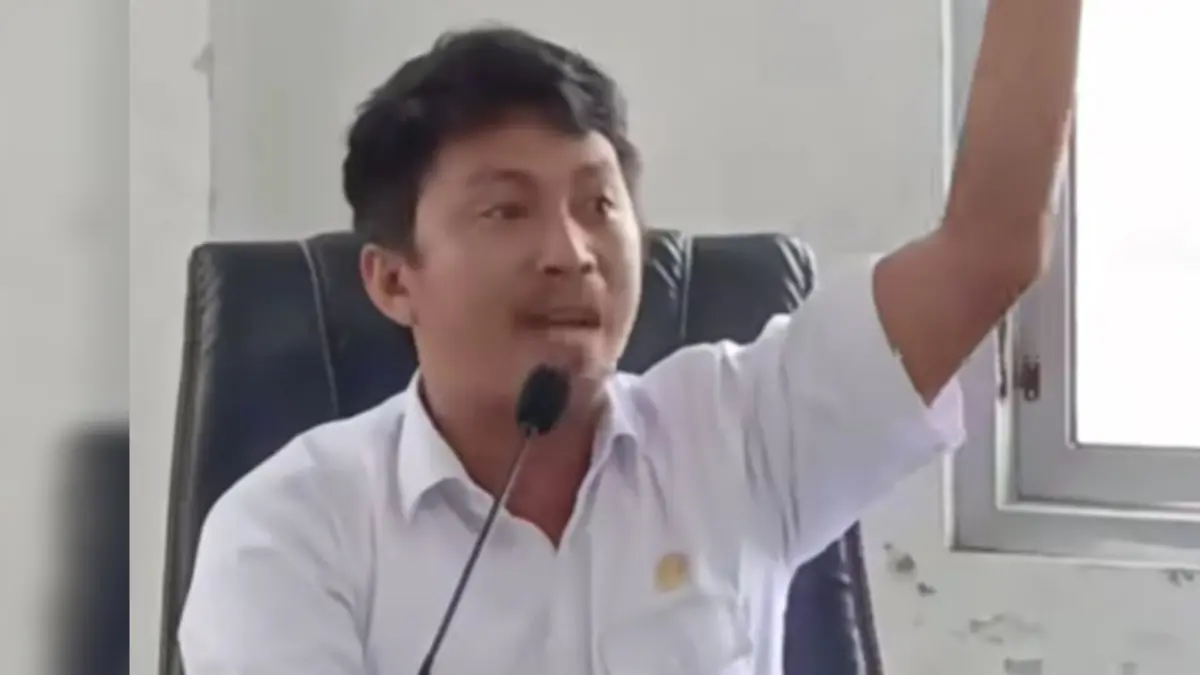 Ketua Fraksi Gerindra DPRD Tapteng Deni Herman Hulu saat menanggapi aksi protes warga terkait kisruh pendataan bantuan korban bencana di Tapanuli Tengah.