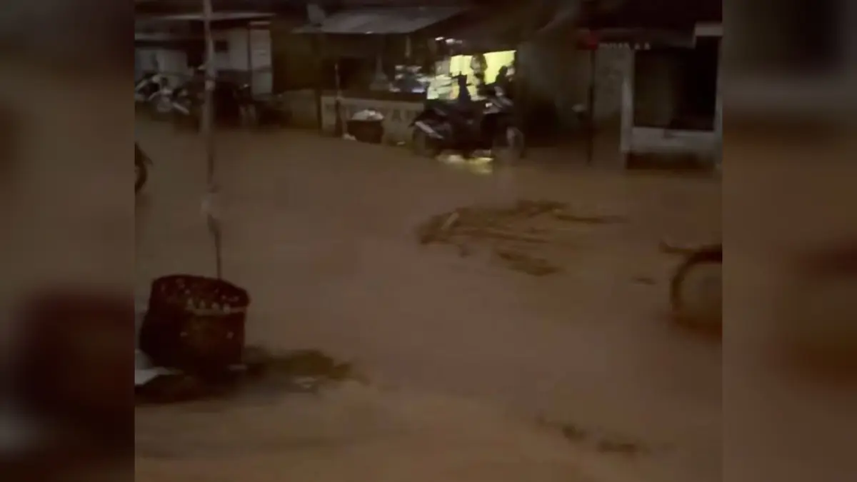 Kondisi banjir bandang yang merendam permukiman warga diSimangunban, Kabupaten Tapanuli Utara, Sumatera Utara, menyebabkan kerusakan rumah dan fasilitas umum.
