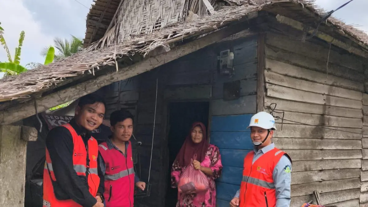 Pegawai PLN UP3 Pematangsiantar menyalurkan bantuan sembako dalam program Xtracare kepada masyarakat dan panti asuhan.